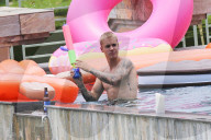 EXKLUSIV - Justin Bieber am Pool mit Freunden