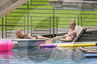 EXKLUSIV - Justin Bieber am Pool mit Freunden