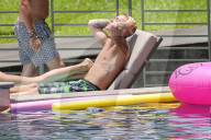 EXKLUSIV - Justin Bieber am Pool mit Freunden