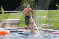 EXKLUSIV - Justin Bieber am Pool mit Freunden