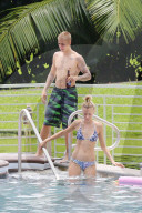 EXKLUSIV - Justin Bieber am Pool mit Freunden