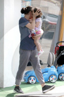 PEOPLE - Mila Kunis mit Tochter Wyatt beim 'Pint Size Kids' in Beverly Hills