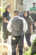 PEOPLE - Blonder Brooklyn Beckham mit einer Brunetten in Beverly Hills unterwegs