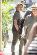PEOPLE - Blonder Brooklyn Beckham mit einer Brunetten in Beverly Hills unterwegs
