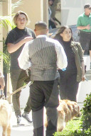 PEOPLE - Blonder Brooklyn Beckham mit einer Brunetten in Beverly Hills unterwegs