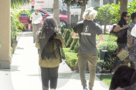 PEOPLE - Blonder Brooklyn Beckham mit einer Brunetten in Beverly Hills unterwegs