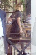 PEOPLE - Blonder Brooklyn Beckham mit einer Brunetten in Beverly Hills unterwegs