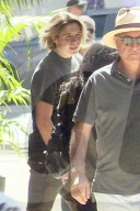 PEOPLE - Blonder Brooklyn Beckham mit einer Brunetten in Beverly Hills unterwegs