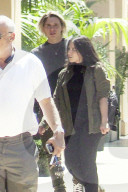 PEOPLE - Blonder Brooklyn Beckham mit einer Brunetten in Beverly Hills unterwegs