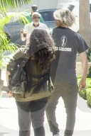 PEOPLE - Blonder Brooklyn Beckham mit einer Brunetten in Beverly Hills unterwegs