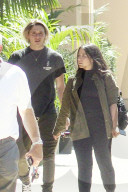 PEOPLE - Blonder Brooklyn Beckham mit einer Brunetten in Beverly Hills unterwegs