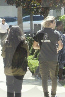 PEOPLE - Blonder Brooklyn Beckham mit einer Brunetten in Beverly Hills unterwegs