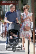 PEOPLE - Cat Deeley mit der Familie in Beverly Hills unterwegs
