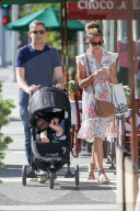 PEOPLE - Cat Deeley mit der Familie in Beverly Hills unterwegs