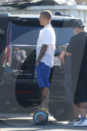 PEOPLE - Justin Bieber auf Rädern in Burbank unterwegs