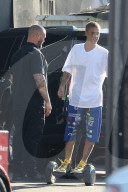 PEOPLE - Justin Bieber auf Rädern in Burbank unterwegs