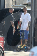 PEOPLE - Justin Bieber auf Rädern in Burbank unterwegs