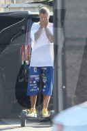 PEOPLE - Justin Bieber auf Rädern in Burbank unterwegs