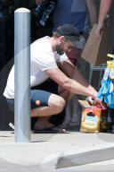 EXKLUSIV - Liam Hemsworth verschüttet Bier in Malibu