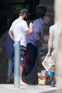 EXKLUSIV - Liam Hemsworth verschüttet Bier in Malibu