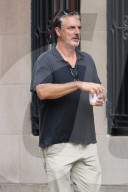 PEOPLE - "Mr. Big" Chris Noth mit seinem Coffe-to-go unterwegs in NY