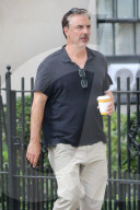 PEOPLE - "Mr. Big" Chris Noth mit seinem Coffe-to-go unterwegs in NY