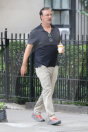 PEOPLE - "Mr. Big" Chris Noth mit seinem Coffe-to-go unterwegs in NY