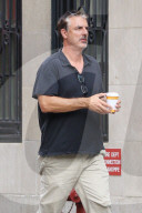 PEOPLE - "Mr. Big" Chris Noth mit seinem Coffe-to-go unterwegs in NY