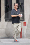 PEOPLE - "Mr. Big" Chris Noth mit seinem Coffe-to-go unterwegs in NY
