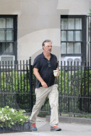PEOPLE - "Mr. Big" Chris Noth mit seinem Coffe-to-go unterwegs in NY