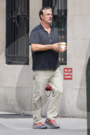 PEOPLE - "Mr. Big" Chris Noth mit seinem Coffe-to-go unterwegs in NY