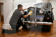 PEOPLE - Autoversteigerung: Sotheby's zeigt drei 'Ikonenoldtimer'
