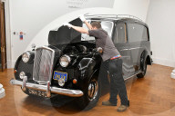 PEOPLE - Autoversteigerung: Sotheby's zeigt drei 'Ikonenoldtimer'
