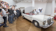 PEOPLE - Autoversteigerung: Sotheby's zeigt drei 'Ikonenoldtimer'