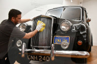 PEOPLE - Autoversteigerung: Sotheby's zeigt drei 'Ikonenoldtimer'