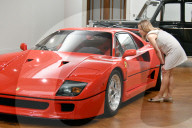 PEOPLE - Autoversteigerung: Sotheby's zeigt drei 'Ikonenoldtimer'