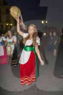 EXKLUSIV - Ferne McCann und Vicky Pattison tanzen Folklore in Sorrento