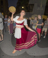 EXKLUSIV - Ferne McCann und Vicky Pattison tanzen Folklore in Sorrento