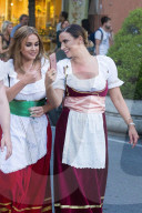 EXKLUSIV - Ferne McCann und Vicky Pattison tanzen Folklore in Sorrento