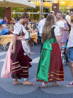 EXKLUSIV - Ferne McCann und Vicky Pattison tanzen Folklore in Sorrento