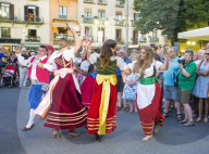 EXKLUSIV - Ferne McCann und Vicky Pattison tanzen Folklore in Sorrento