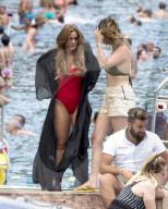 EXKLUSIV - Ferne McCann und Vicky Pattison bei Dreharbeiten am Beach von Positano