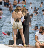 EXKLUSIV - Ferne McCann und Vicky Pattison bei Dreharbeiten am Beach von Positano