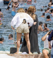 EXKLUSIV - Ferne McCann und Vicky Pattison bei Dreharbeiten am Beach von Positano