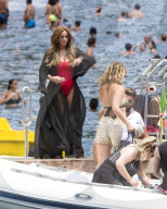 EXKLUSIV - Ferne McCann und Vicky Pattison bei Dreharbeiten am Beach von Positano