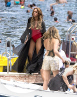 EXKLUSIV - Ferne McCann und Vicky Pattison bei Dreharbeiten am Beach von Positano