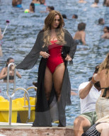 EXKLUSIV - Ferne McCann und Vicky Pattison bei Dreharbeiten am Beach von Positano