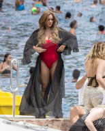 EXKLUSIV - Ferne McCann und Vicky Pattison bei Dreharbeiten am Beach von Positano