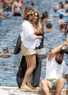 EXKLUSIV - Ferne McCann und Vicky Pattison bei Dreharbeiten am Beach von Positano