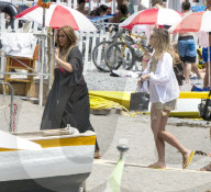 EXKLUSIV - Ferne McCann und Vicky Pattison bei Dreharbeiten am Beach von Positano